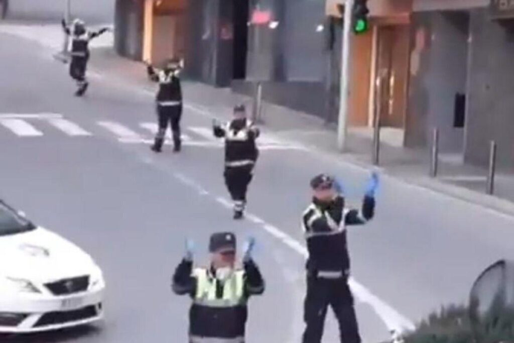 Policiais cantam na rua da Espanha