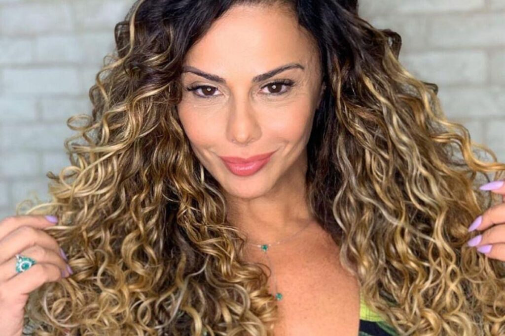 Ela está com 44 anos