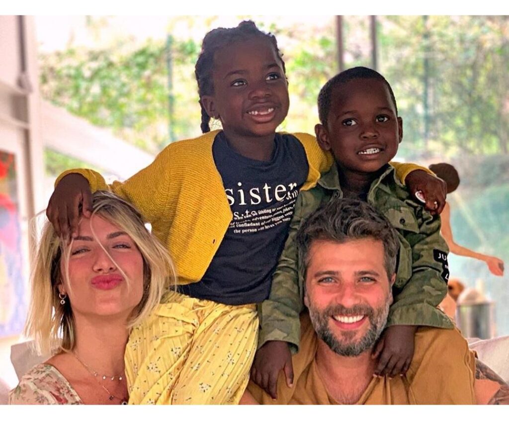 Giovanna ao lado da família