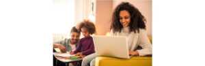 Luz, câmera e estudo! Pai se transforma em diversos personagens para educar as filhas em casa
