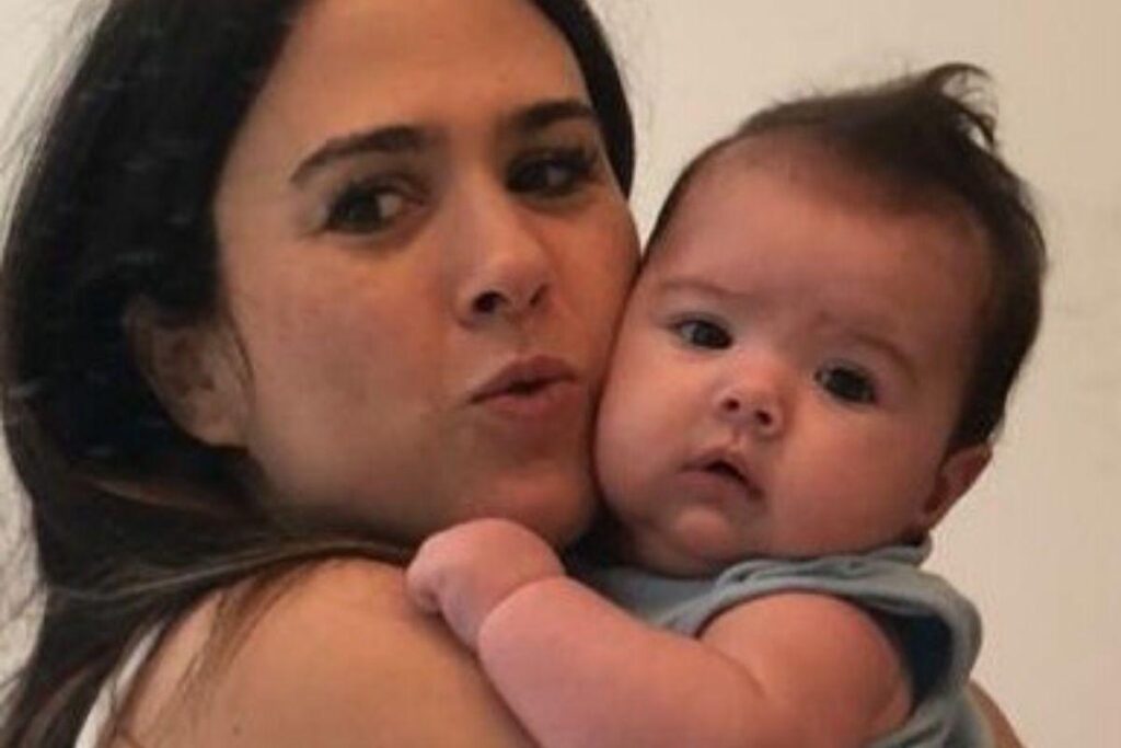 Tatá Werneck ao lado de Clara Maria, de 4 meses