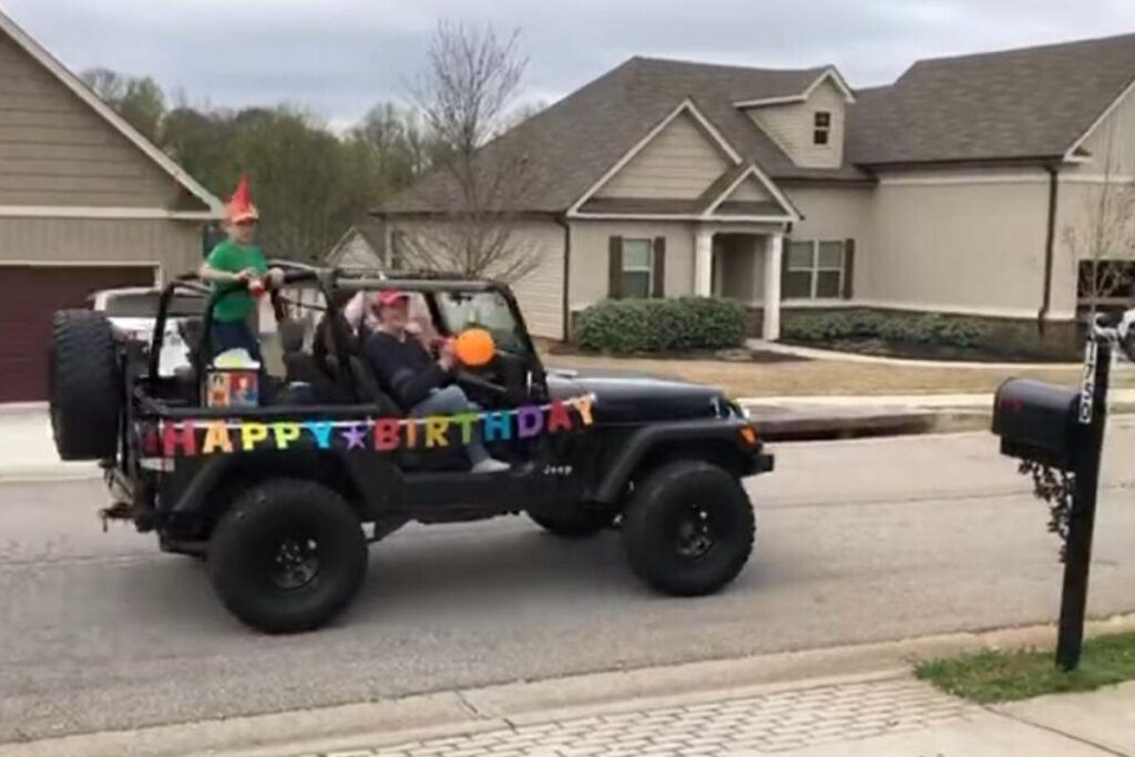 Amigo e familiares organizam uma carreata para comemorar aniversário de garoto durante a quarentena