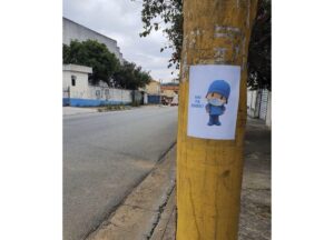 Pesquisa mostra que os brasileiros compartilham mais memes do que notícias sobre covid-19 nas redes sociais