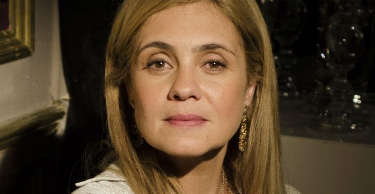 Adriana Esteves recria a cena da novela Avenida Brasil