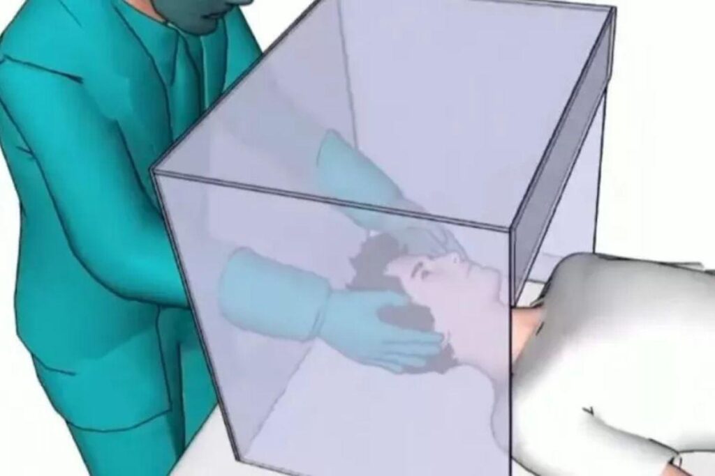 Hospitais do RJ adotam cubo de acrílico para tratar pacientes com covid-19