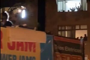 Banda percorre cidade em cima de trio elétrico para levar shows às famílias durante quarentena