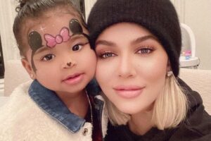 Khloé Kardashian faz “pequena festa” em casa com dois bolos e muitos balões para comemorar aniversário da filha