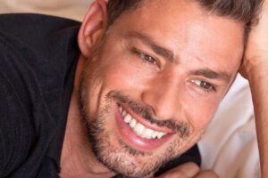 Cauã Reymond comenta relação com a filha na quarentena: “Ela decide para onde quer ir”