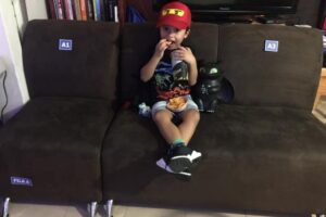 Pais montam “cinema” em casa para alegrar a quarentena do filho e a gente adorou a ideia!