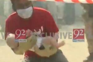 Bebê é retirado dos escombros de voo que caiu no Paquistão e vídeo é de arrepiar