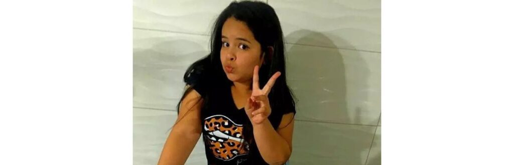 A menina adora ficar na rede social