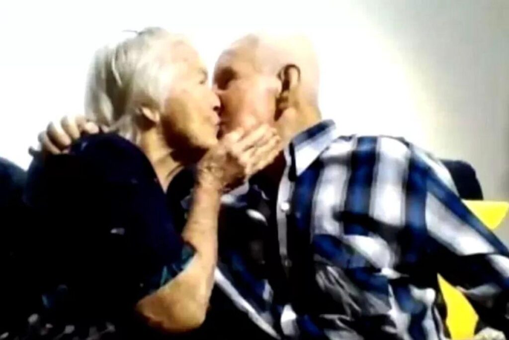 Casal comemora bodas de vinho por meio de chamada de vídeo