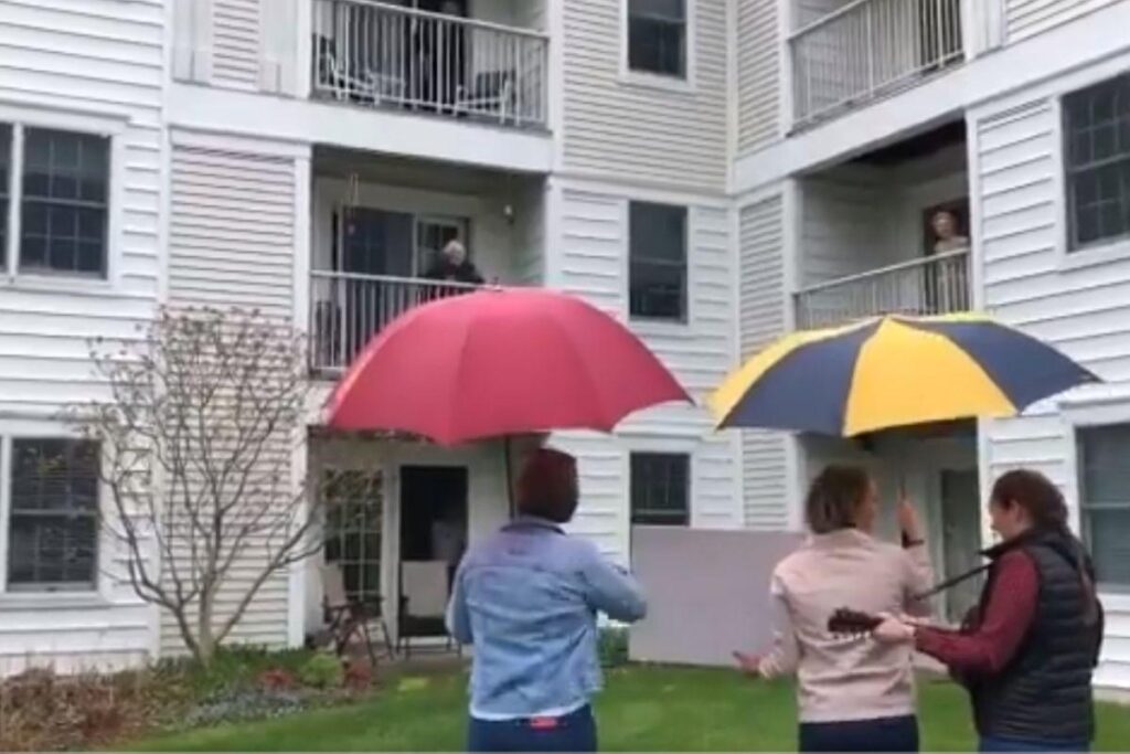 Família faz serenata para avó em janela de asilo