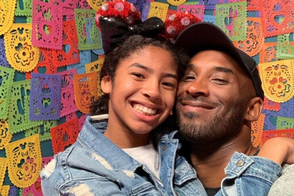 Kobe e a filha morreram em um acidente aéreo, na Califórnia, a caminho de um torneio de basquete que a menina iria participar