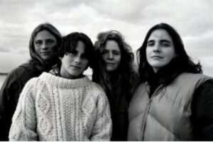 Irmãs fazem fotos parecidas por 36 anos que mostram o amadurecimento da família
