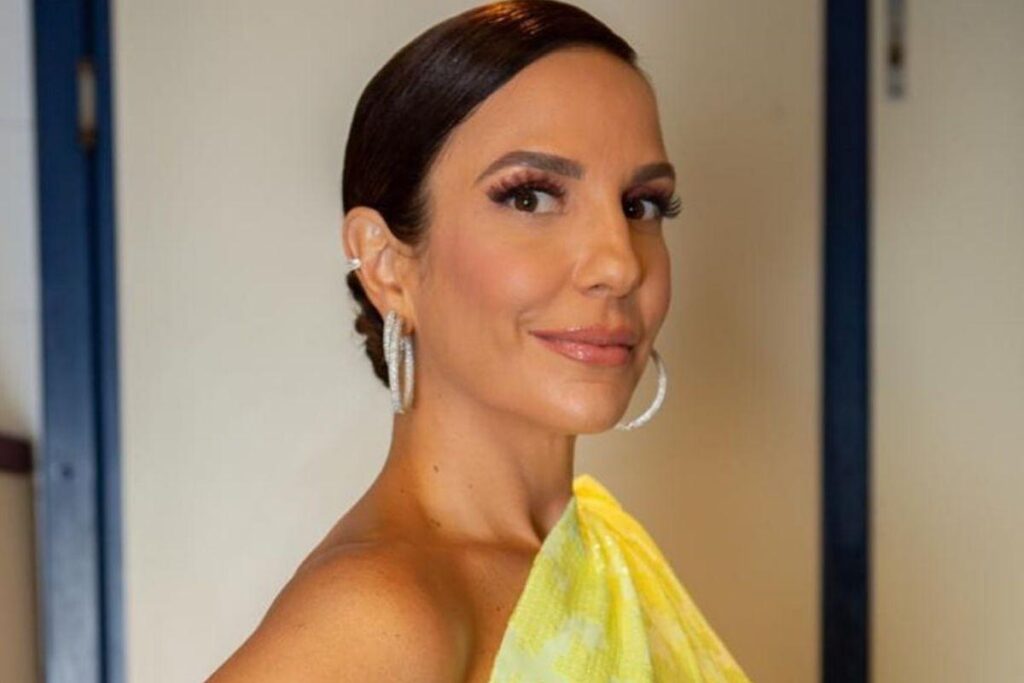 Ivete ao lado do marido, o filho e as duas filhas gêmeas