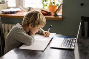 Alunos do ensino público do DF vão se adaptar as aulas online