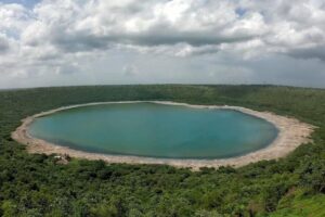 Mistério! Lago milenar na Índia muda de cor de uma hora para outra