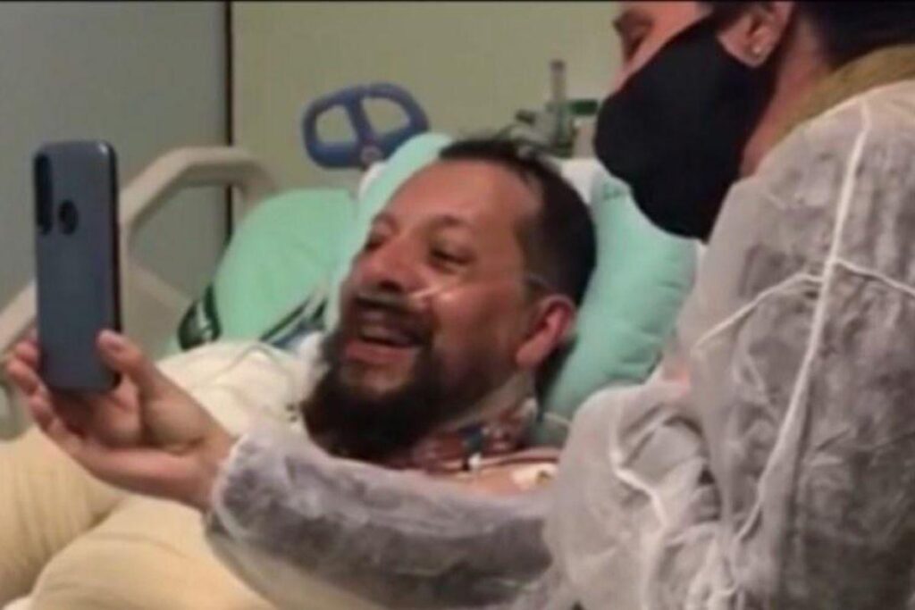 Pai acompanha parto à distância