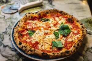 Engana-se quem pensa que a massa é a vilã da pizza!
