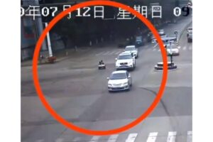 Os dois tiraram uma foto com os policiais