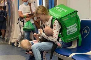 Mãe é flagrada levando as filhas para trabalho