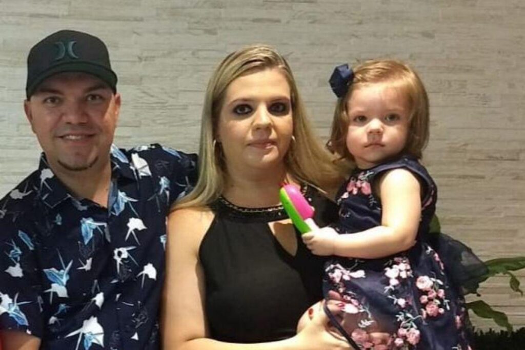 Alisson com a esposa Andressa e a filha Valentina