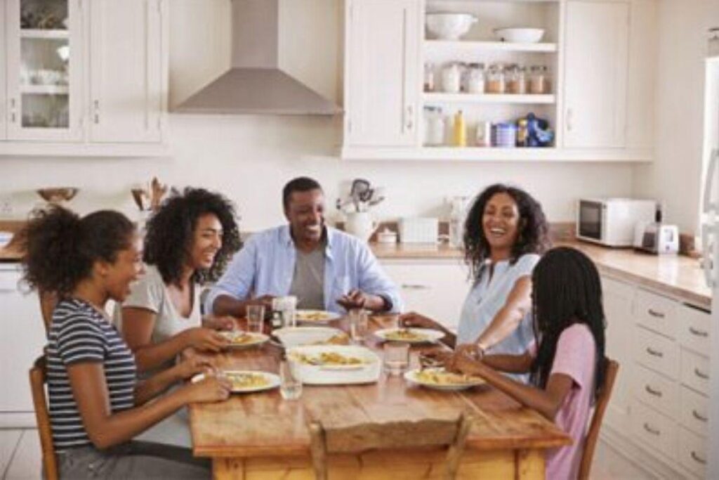 Mãe proíbe os filhos e marido de entrarem na cozinha e explica o motivo