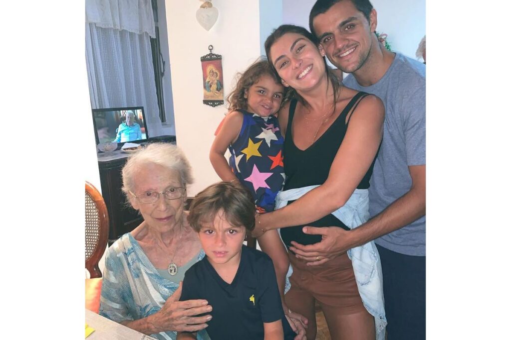 Felipe Simas faz homenagem para a avó