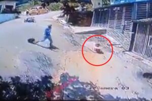 Vídeo: bebê no andador desce a rua em alta velocidade e é salvo por motociclista