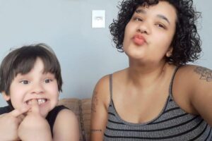 Mãe do menino que viralizou com ‘é verdade esse bilhete’ tatua frase do filho