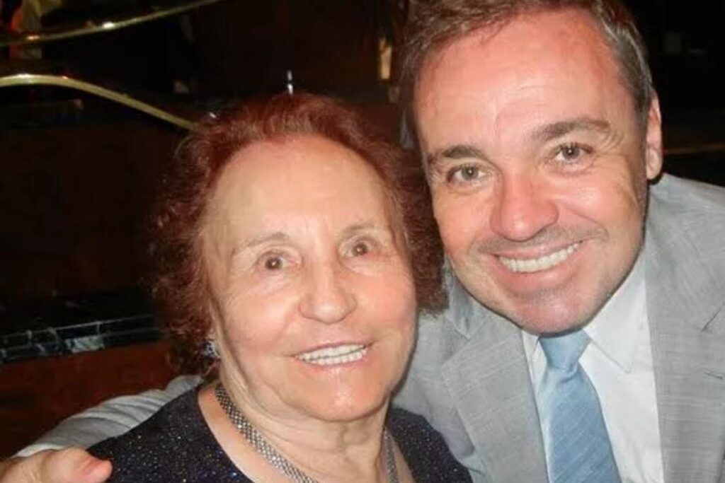Mãe de Gugu é homenageada após doar os órgãos do apresentador