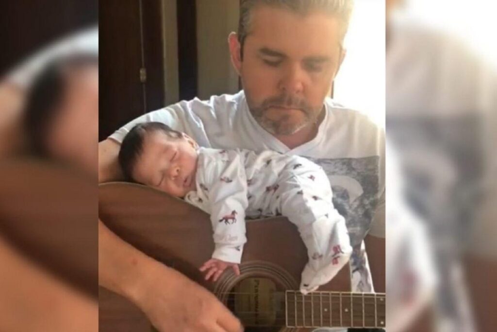 O Ravi, de 2 meses, dormindo em cima do violão