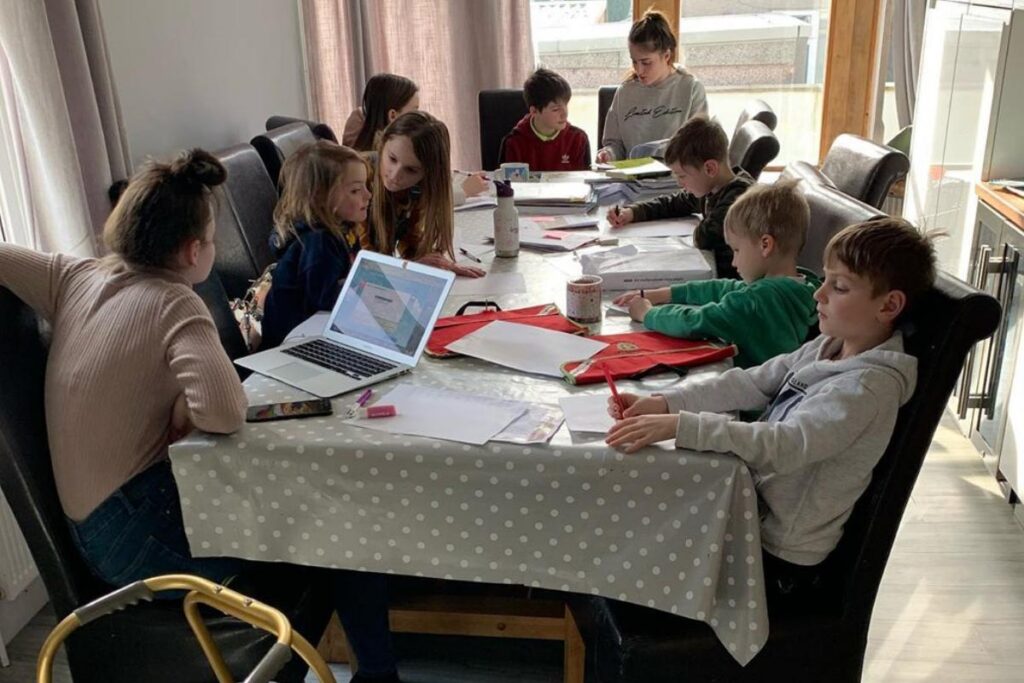 Sue compartilhou como é a rotina com os filhos durante o período de aulas