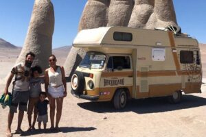 Casal conta como foi abandonar emprego para viver viajando em uma Kombi com os filhos