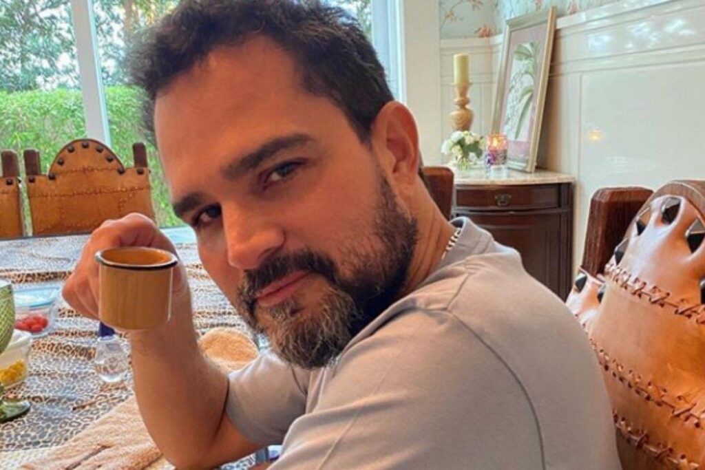 Ele postou foto nostálgica com a família