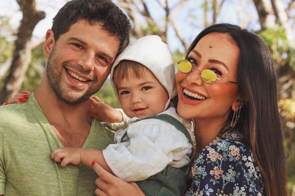 Sabrina Sato se despedindo da filha antes de ir trabalhar