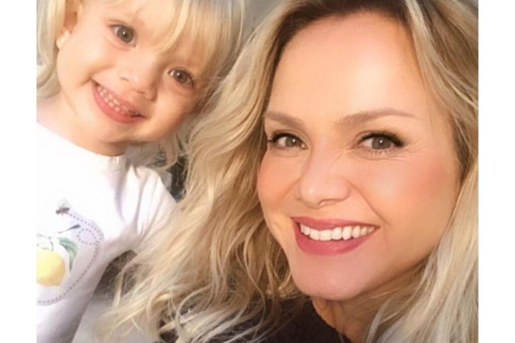 Eliana mostra filha na aula de música