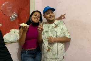 Carina ao lado do pai, Carlos Silva, 63 anos