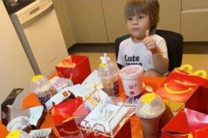Criança compra 400 reais em fast-food pelo aplicativo e foto viraliza na internet