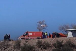 Equipe de resgate trabalha há um dia para salvar criança que caiu em poço de 60m na Índia
