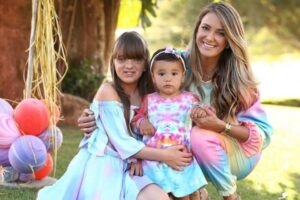 Ticiane Pinheiro curte resort de luxo com as filhas Rafaella e Manuella