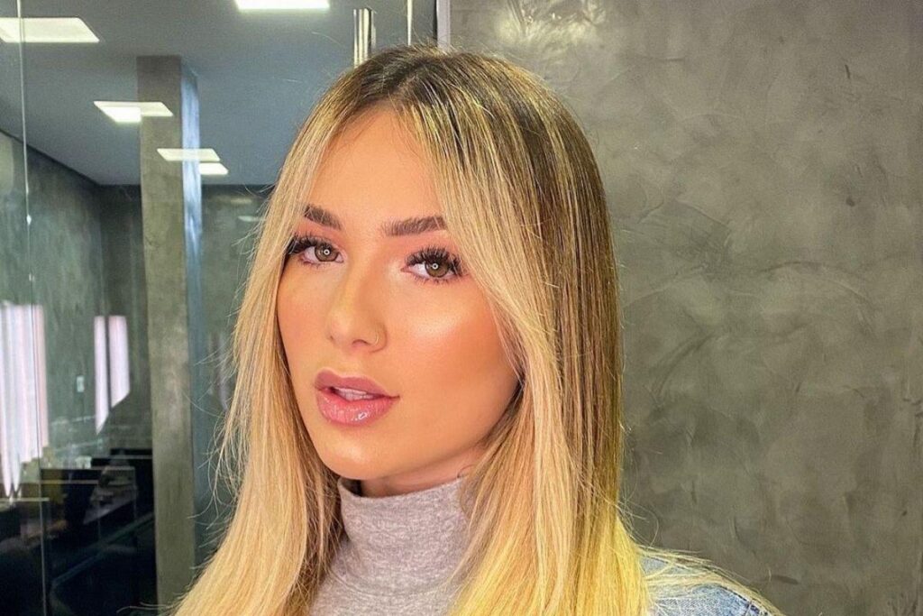 Virginia Fonseca dá carro de presente para os pais