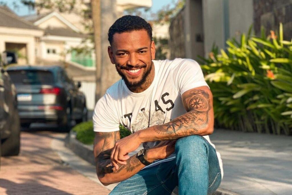 Ele encontrou o menino sozinho na chuva e resolveu ajudar