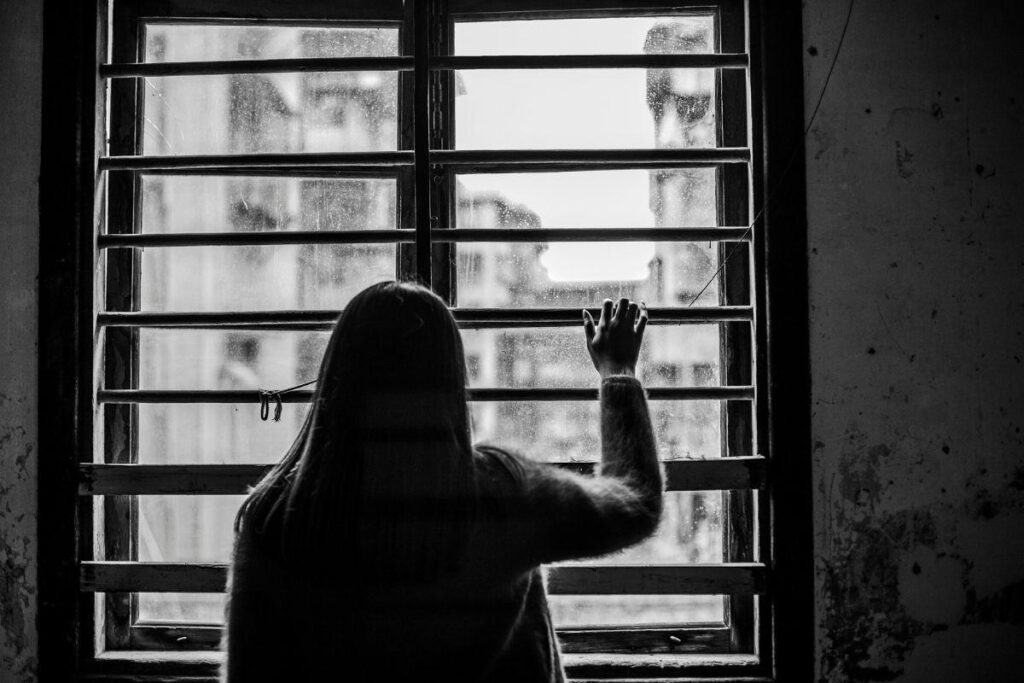 A mulher, de 70 anos, manteve o filho preso no apartamento desde quando ele tinha 12 anos de idade