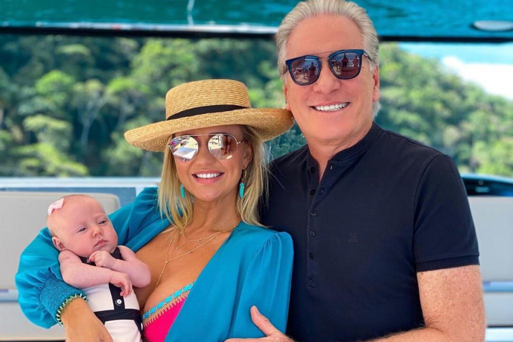 Ana Paula Siebert mostra primeiro banho de mar da filha com Roberto Justus
