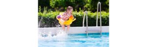 Moda praia infantil: 16 modelos para seus filhos se divertirem (muito!) na praia e piscina