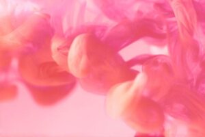 A ocitocina também é conhecida como o hormônio do amor, que é produzido pelo hipotálamo, uma glândula localizada no cérebro. Suas funções principais são estimular as contrações uterinas e liberação do leite materno