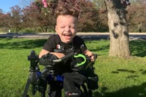 O menino está com 3 anos de idade