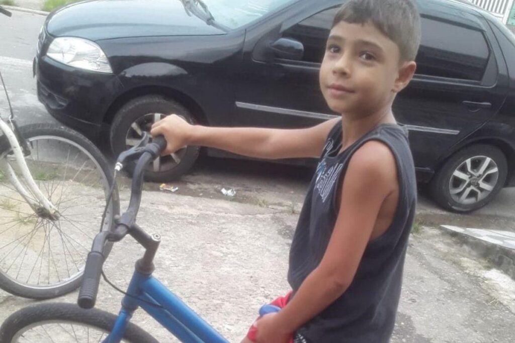 O menino sobreviveu graças ao pai